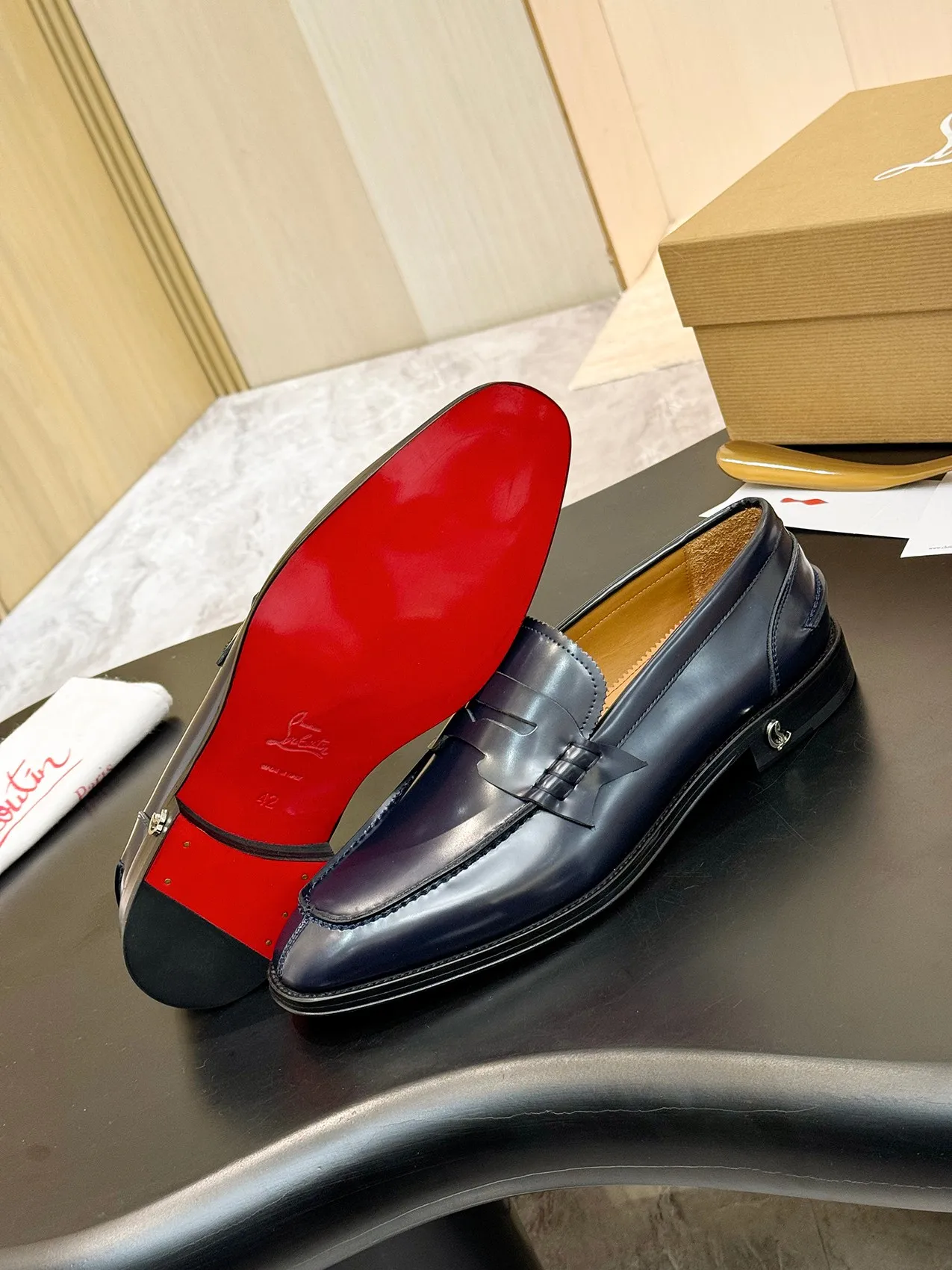 [CL red sole shoes] Top P: 1020💰 Size 39-44 (⚠️38.45.46.47 custom-made, non-returnable and non-exchangeable) 🆑High-end men's business formal leather shoes, original authentic top quality goods ••✅💯 Top original order purchasing agent! Original imported patterned cowhide ➕Imported cowhide lining ➕Cowhide feet ➕Original leather outsole~🉑️Feel free to compare the authentic ones!